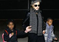 Madonna a passeggio con i bambini