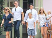 Reese Witherspoon con i suoi figli e il marito