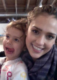 Jessica Alba dengan anak perempuannya