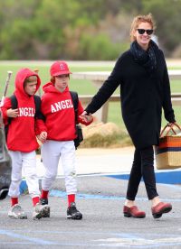 Julia Roberts dengan anak-anak pergi ke besbol