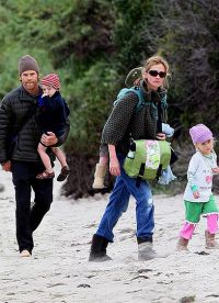 Julia Roberts bersama suaminya dan anak-anaknya dengan masa lapang