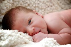 memar di mata bayi yang baru lahir
