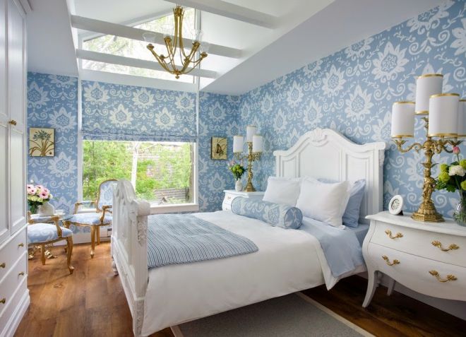 Wallpaper biru di dalam bilik tidur