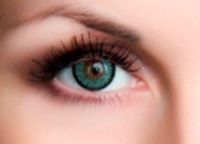 青い目で茶色のレンズを見る方法8