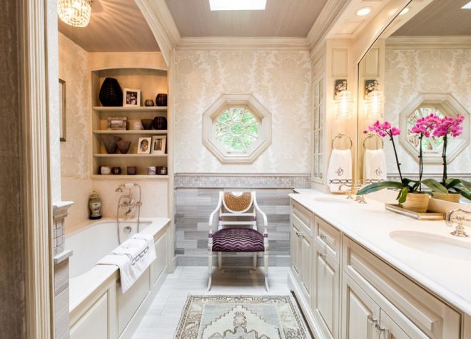 Interior bilik mandi dengan gaya klasik