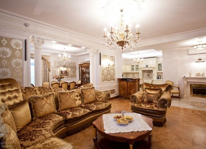 Interior ruang tamu dalam perabot bergaya klasik