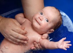 berapa kerap untuk mandi seorang bayi yang baru lahir