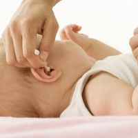 bagaimana untuk membersihkan telinga bayi yang baru lahir