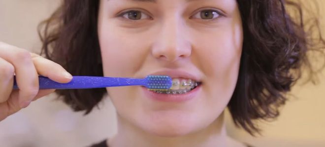 Bagaimana untuk memberus gigi anda dengan berus gigi terlebih dahulu