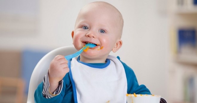 Cara mengajar kanak-kanak makan sudu sendiri - petua terbaik untuk ibu bapa muda