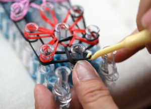 bagaimana untuk menenun gelang tebal band elastik (22)