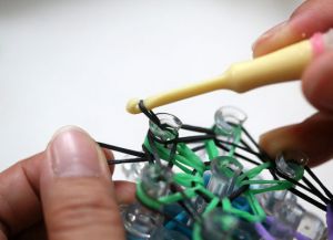 bagaimana untuk menenun gelang tebal band elastik (23)