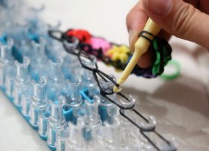 bagaimana untuk menenun gelang tebal band elastik (26)