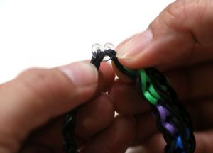 bagaimana untuk menenun gelang tebal band elastik (27)