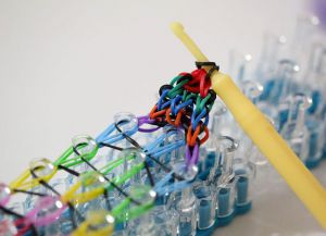 bagaimana untuk menenun gelang tebal band elastik (38)