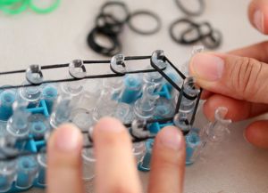 bagaimana untuk menenun gelang tebal band elastik (4)