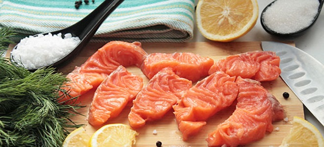 bagaimana salmon garam di rumah dengan kepingan
