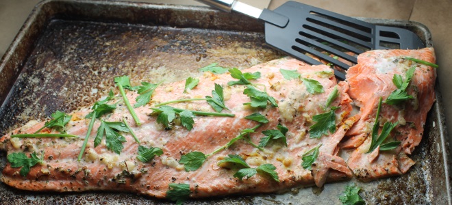 Cara memasak salmon merah jambu dalam ketuhar