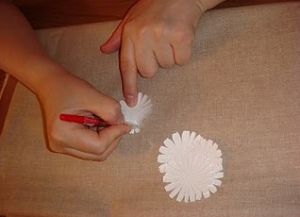 bagaimana membuat kertas daisy 8