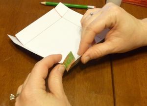 kaip padaryti popieriaus dėžutę 6