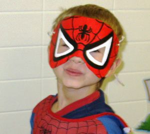 Kaip padaryti spiderman mask5