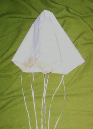 Come realizzare un paracadute da carta12