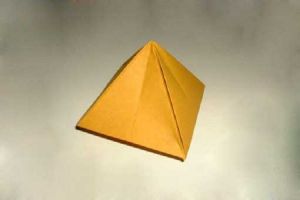 kaip padaryti kartoninę piramidę 1