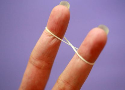 Bagaimana menenun gelang dari jalur elastik pada jari 1