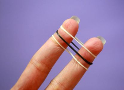 Bagaimana untuk menenun gelang yang diperbuat daripada gelang getah pada jari 2