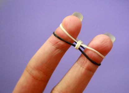 Bagaimana untuk menenun gelang dari jalur elastik pada jari 3