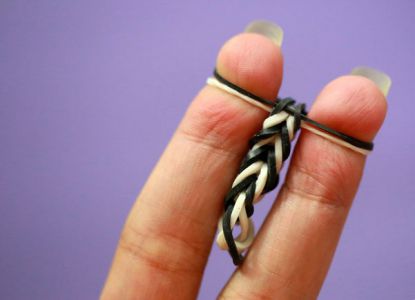 Bagaimana cara menenun gelang yang diperbuat daripada gelang getah pada jari anda 4