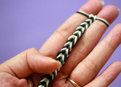 Cara menenun gelang dari band elastik pada jari 5
