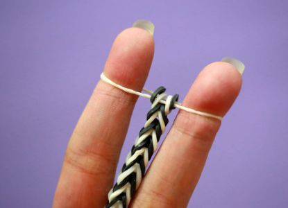 Bagaimana menenun gelang dari jalur elastik pada jari 6