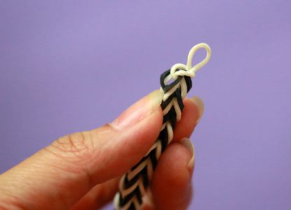 Bagaimana cara menenun gelang yang diperbuat daripada gelang getah pada jari anda 7