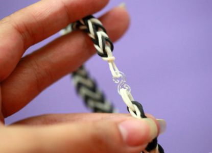 Bagaimana menenun gelang dari jalur elastik pada jari 8