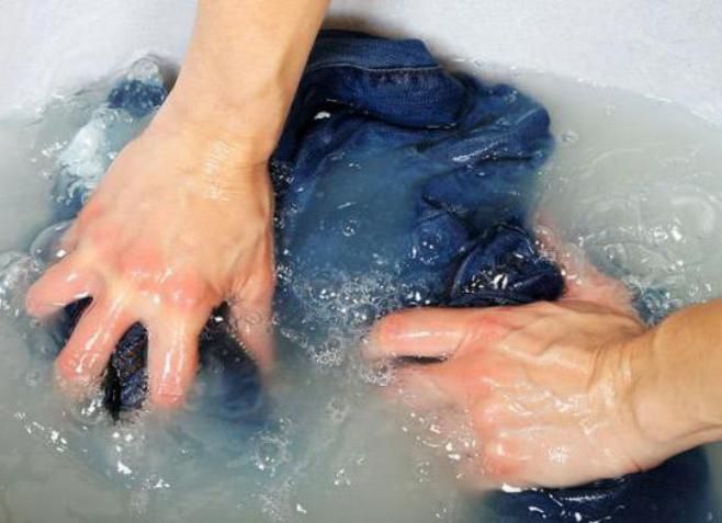 bagaimana untuk mencuci jins dengan tangan