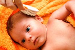 bagaimana untuk menghilangkan kerak pada kepala bayi