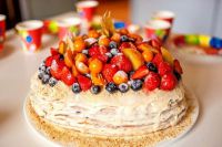 bagaimana untuk menghias kek buah beku 4