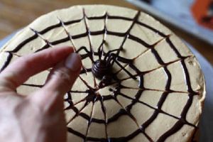 Cara menghias kek dengan spiderweb coklat 3