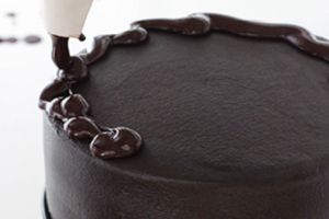 Cara menghias kek dengan coklat cair 1