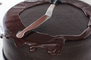 Bagaimana untuk menghias kek dengan coklat cair 2