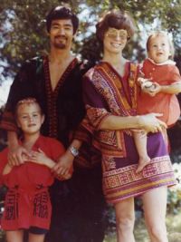 Bruce Lee con sua moglie e i suoi figli