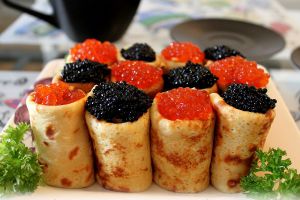 Pancake dengan pilihan reka bentuk kaviar 2