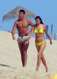Cristiano Ronaldo sulla spiaggia con Irina Sheik