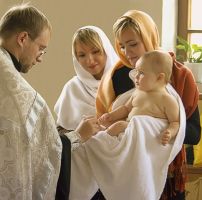 apabila membaptis seorang bayi yang baru lahir