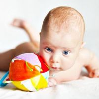 kaip mokyti kūdikį išlaikyti galvą