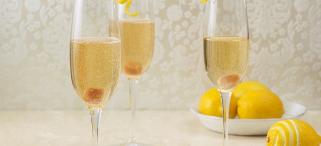 kokteilis su limoncello ir šampanu