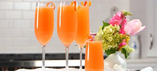 kokteilis šampanas su persikų sultys