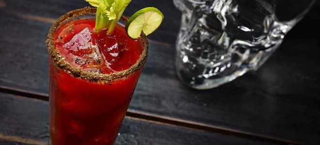 Cocktail vodka dengan jus tomato