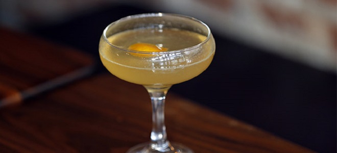 Cocktail dengan vodka dan telur